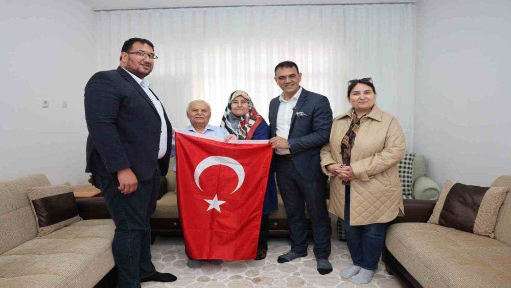 Türkiye’nin ilk astronotu Alper Gezeravcı’nın ailesine Türk bayrağı hediye edildi
